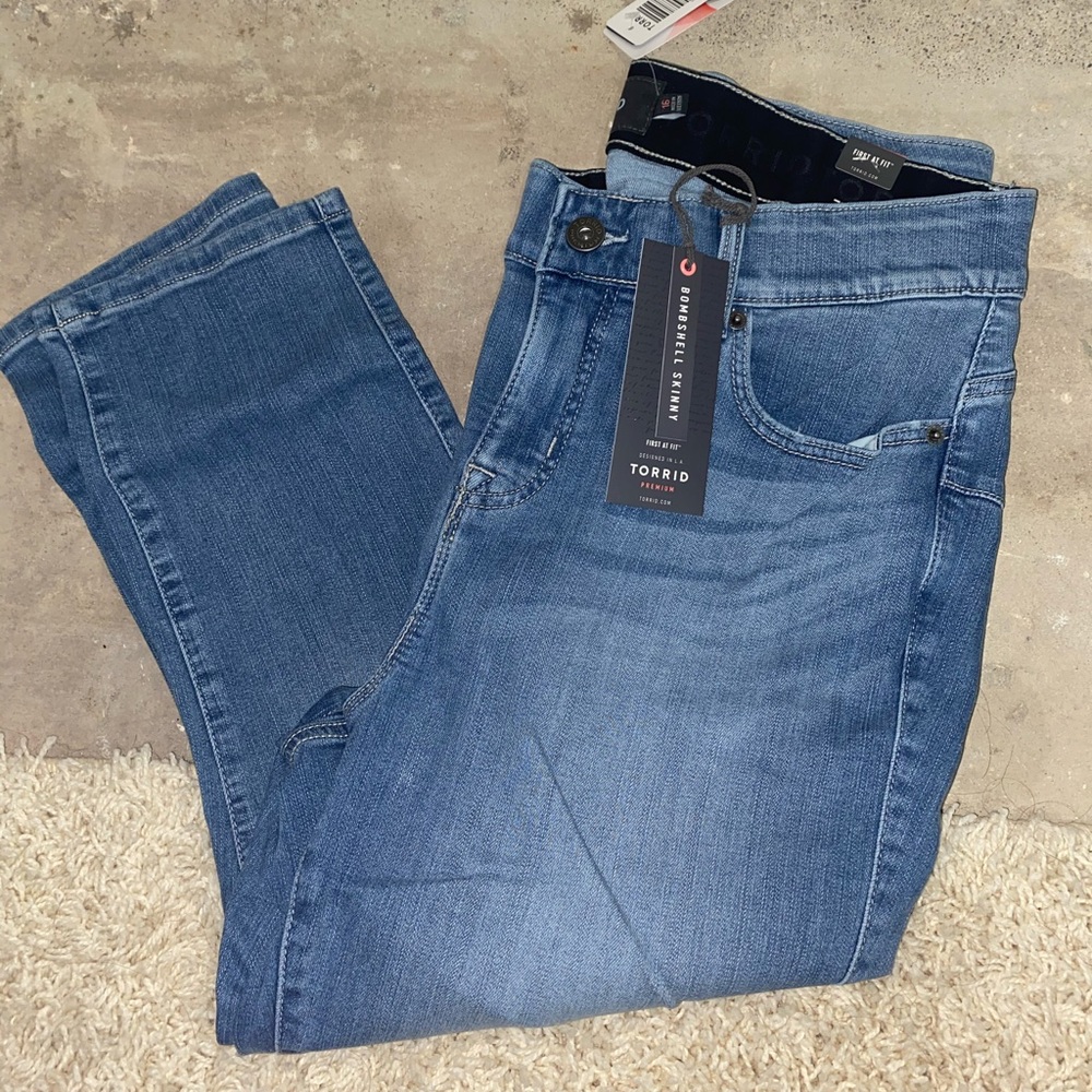 Torrid bombshell skinny cropped capri jeans
